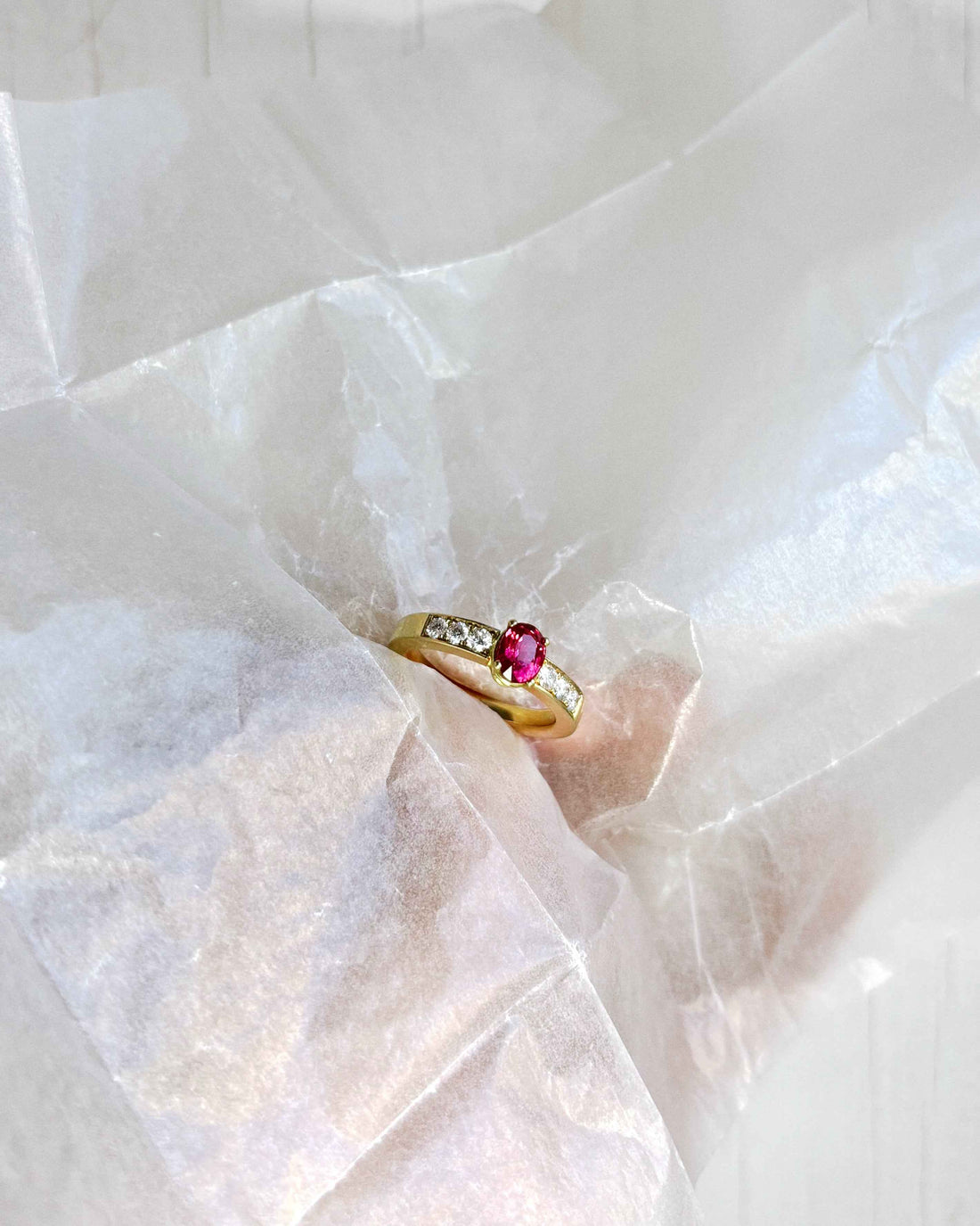 PINK SPINEL RING i 14 karat guld med pink spinel og diamanter fra Hilbert København