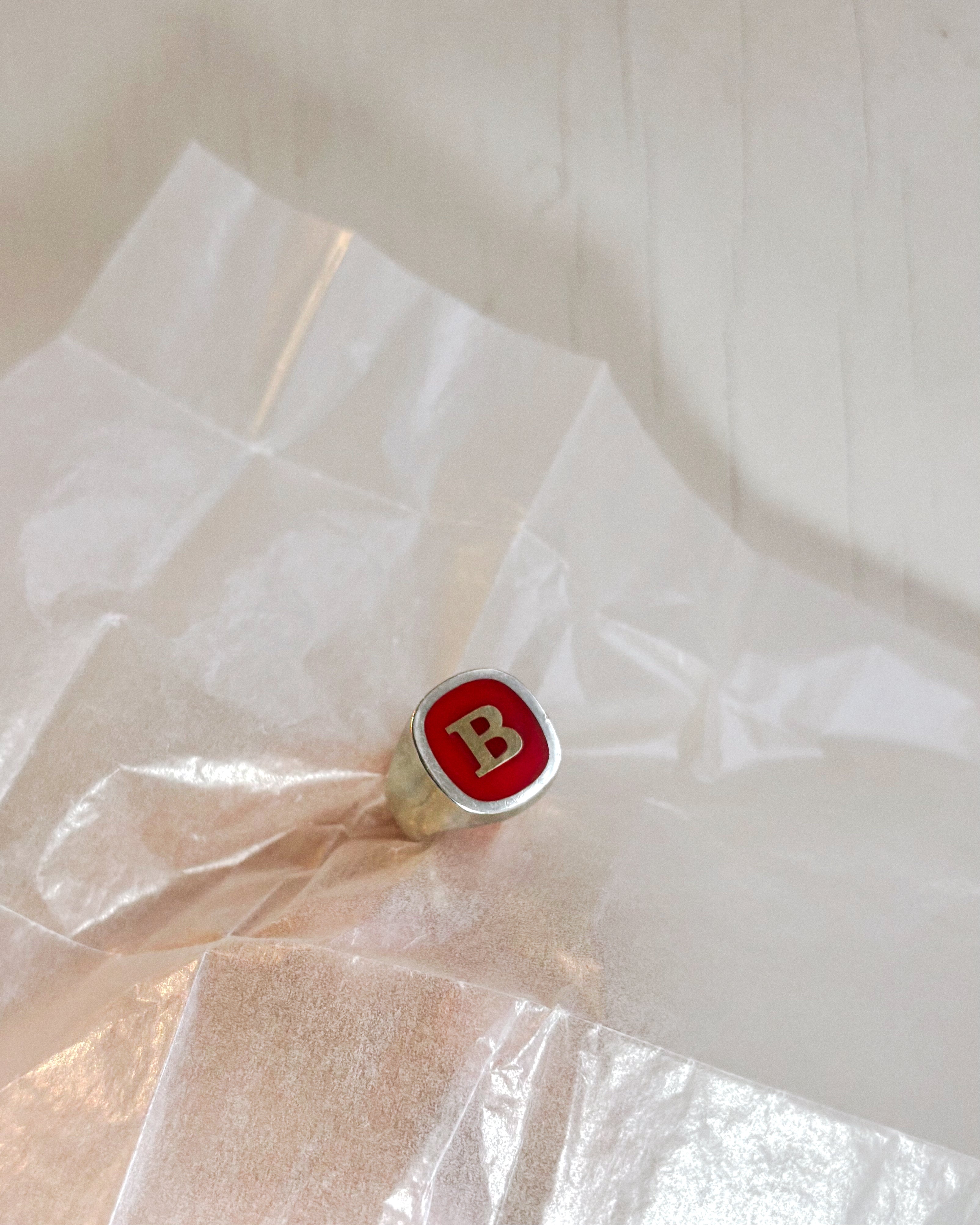 LETTER SIGNET RING TRADITIONAL