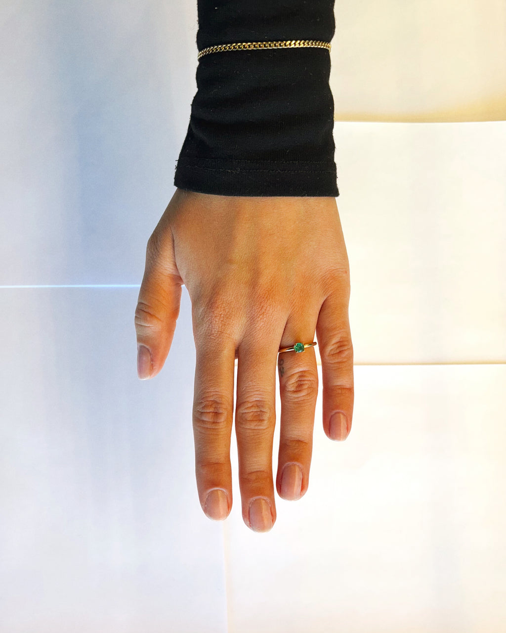 14 karat guld ring med grøn smaragd som center sten forlovelsesring gave unika ring fra hilbert københavn