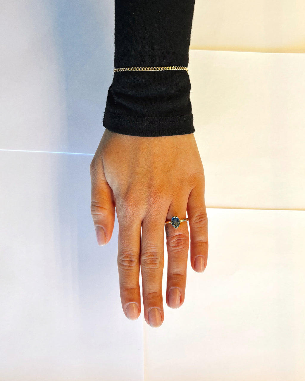 18 karat guld ring med stor blå safir som center sten forlovelsesring gave unika ring fra hilbert københavn