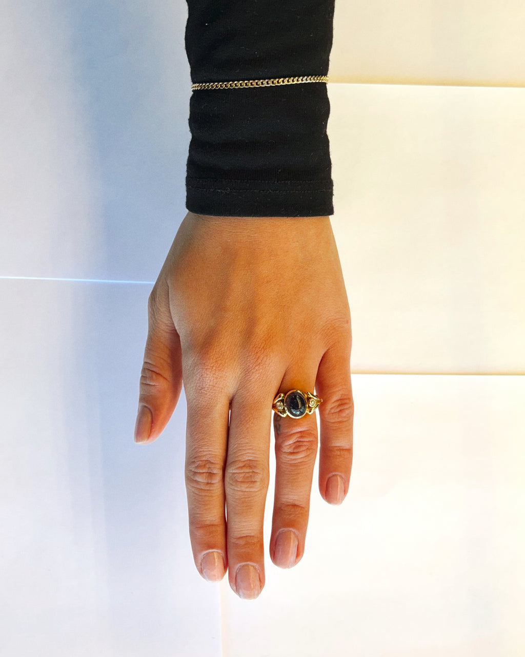 18 karat guld ring med organisk ornamenteret udtryk lilla dyb tourmaline ædelsten fra hilbert københavn