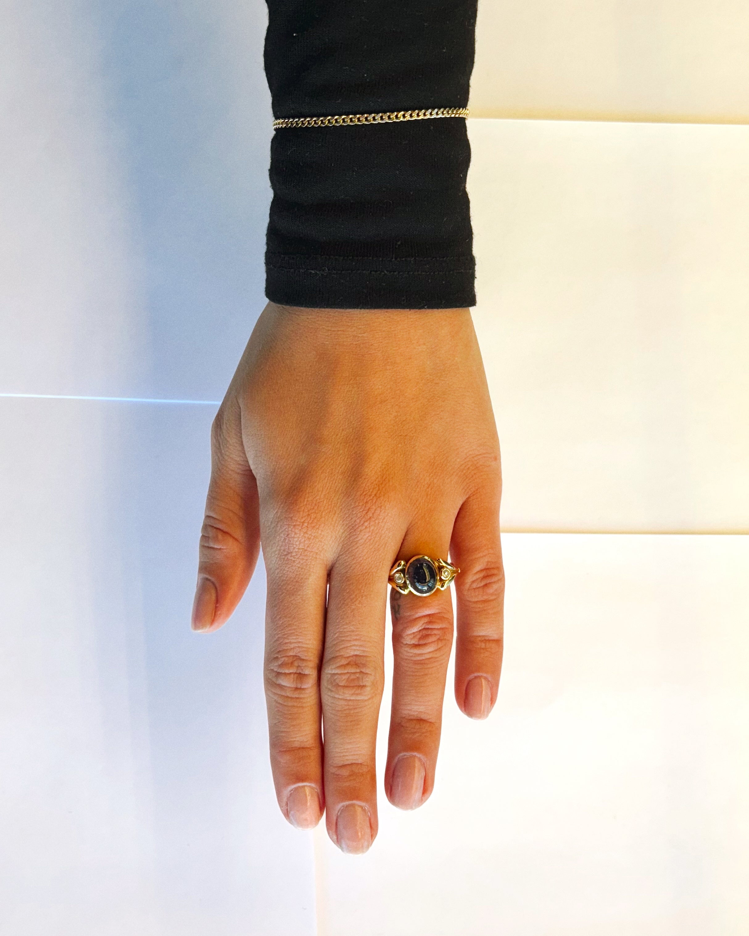 18 karat guld ring med organisk ornamenteret udtryk lilla dyb tourmaline ædelsten fra hilbert københavn