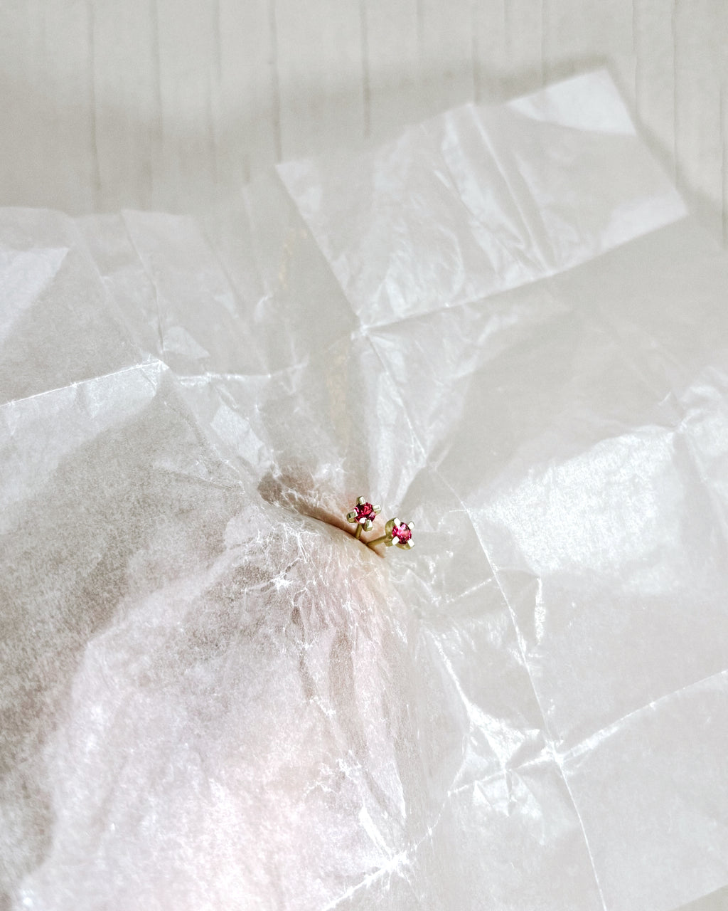 Guld ørestikkere med pink lyserød spinel ædelsten fra hilbert københavn