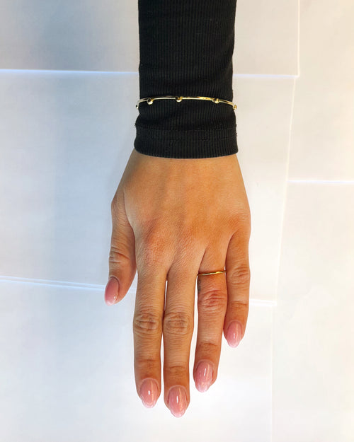 Forgyldt organisk rustikt bangle armring fra hilbert københavn