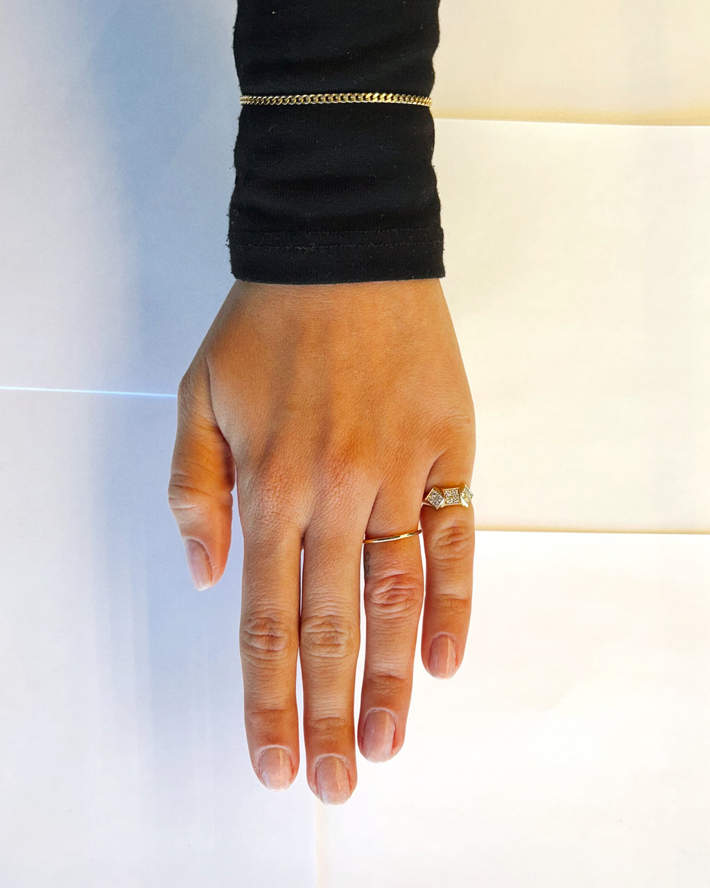 14 karat guld ring med firkantet udtryk 12 hvide diamanter fattet lille finger ring fra hilbert københavn