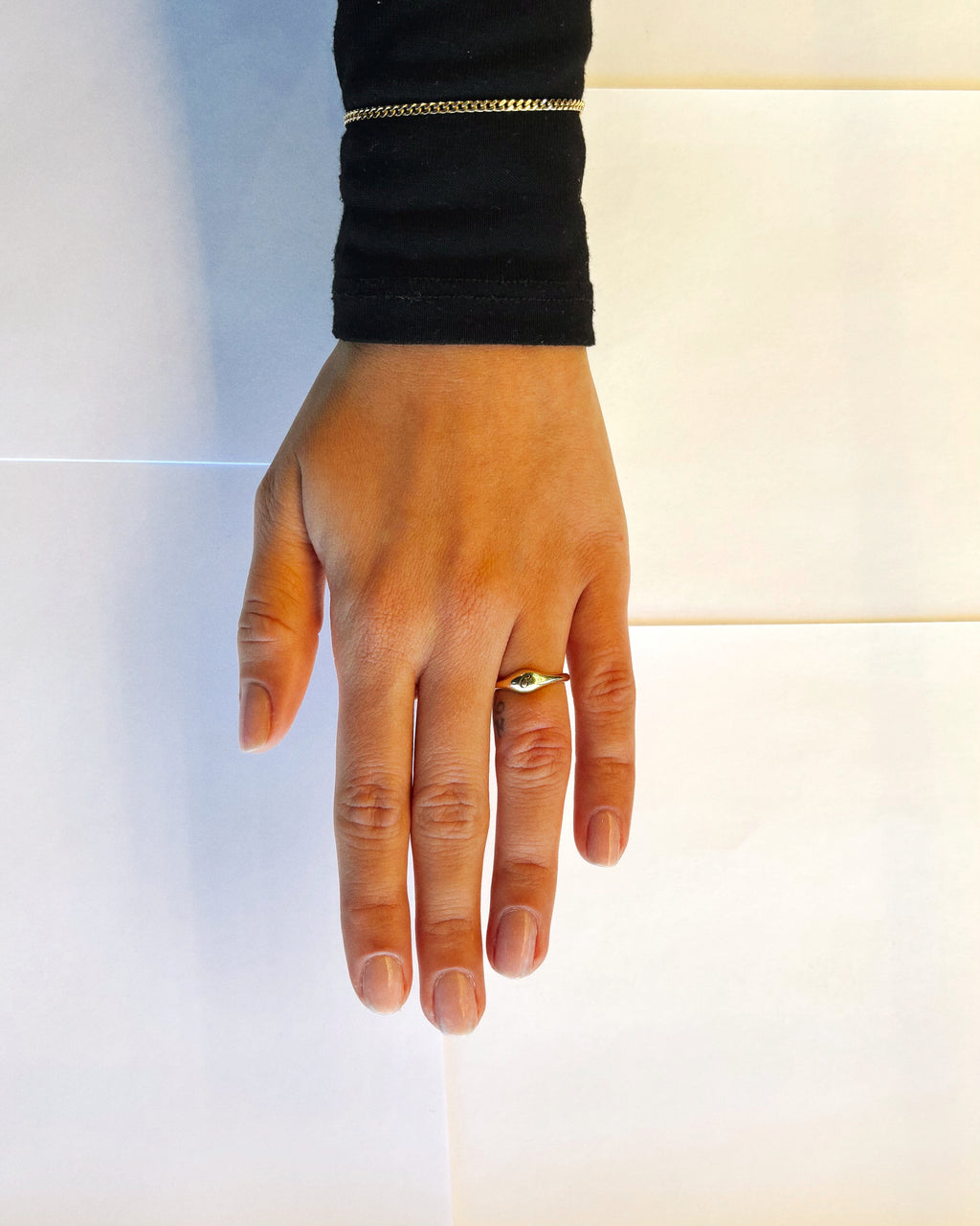 14 karat guld organisk bogstav ring med valgfrit bogstav fra hilbert københavn