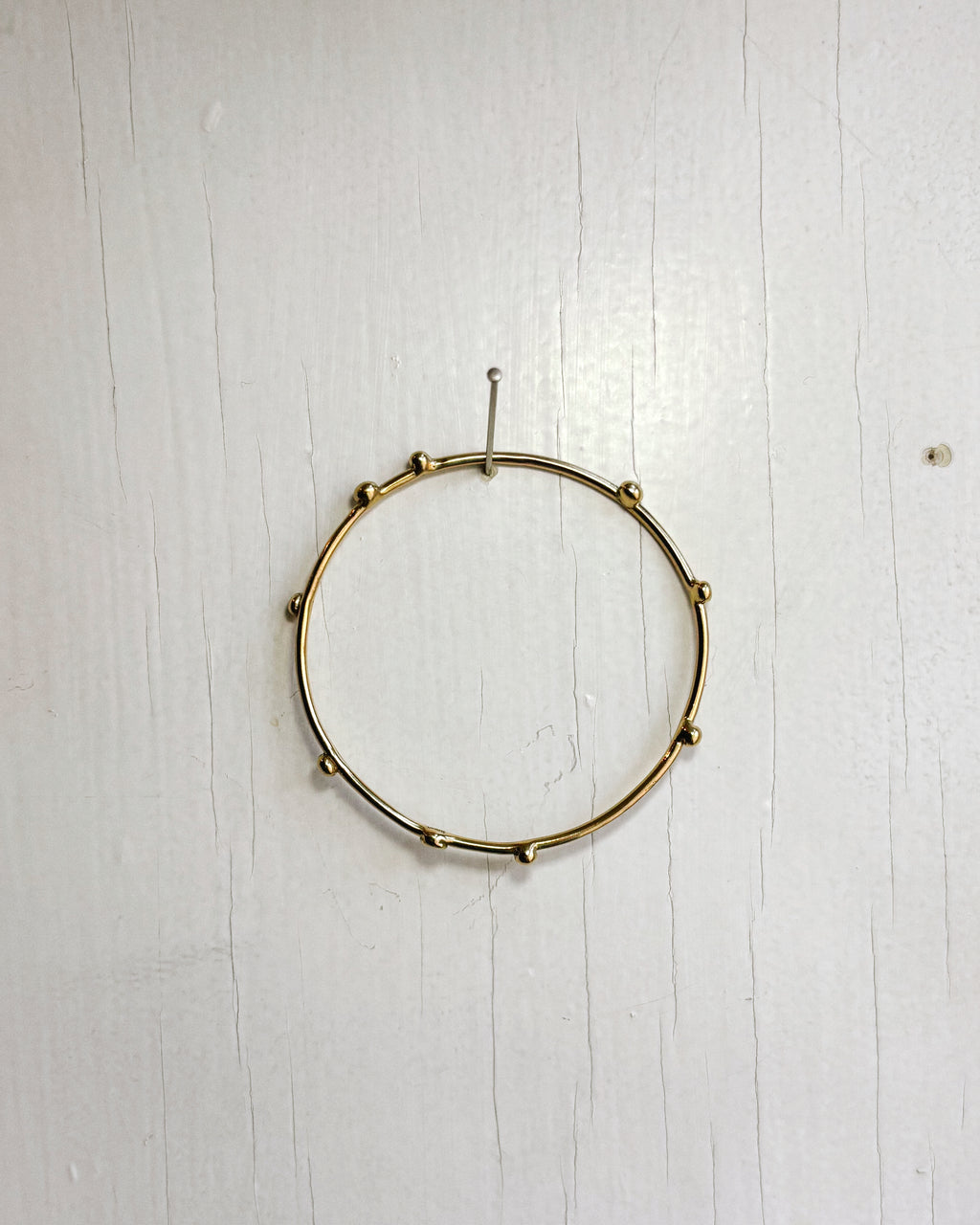 Forgyldt organisk rustikt bangle armring fra hilbert københavn