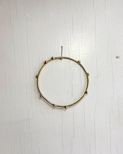 Forgyldt organisk rustikt bangle armring fra hilbert københavn