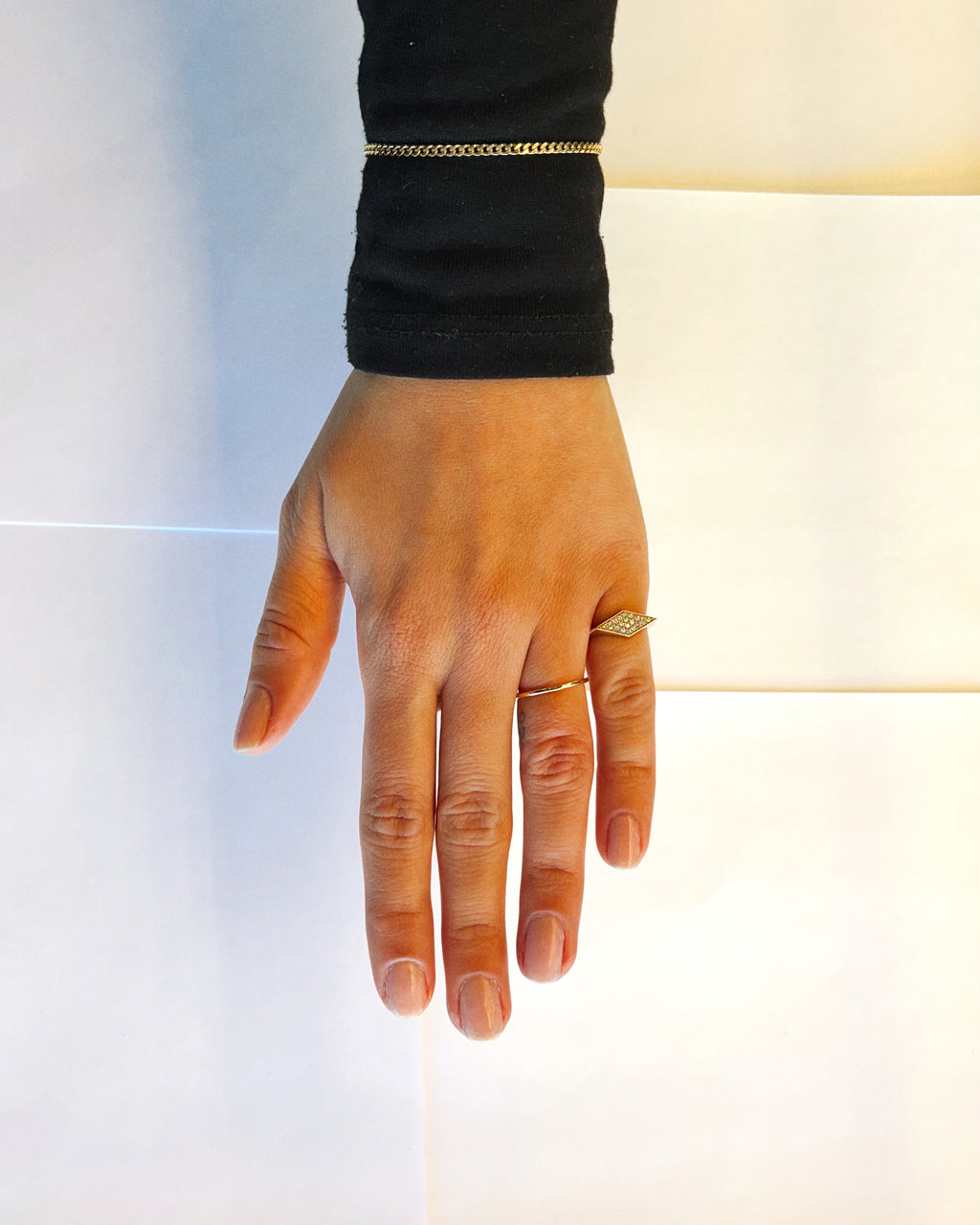 14 karat guld geometrisk ring med diamanter fra hilbert københavn