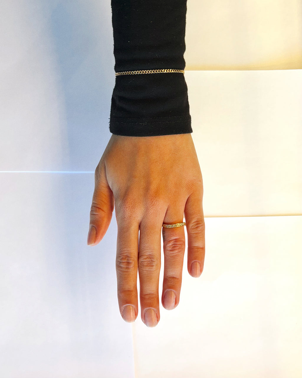14 karat guld buet naturlig ring med hvide diamanter fra hilbert københavn