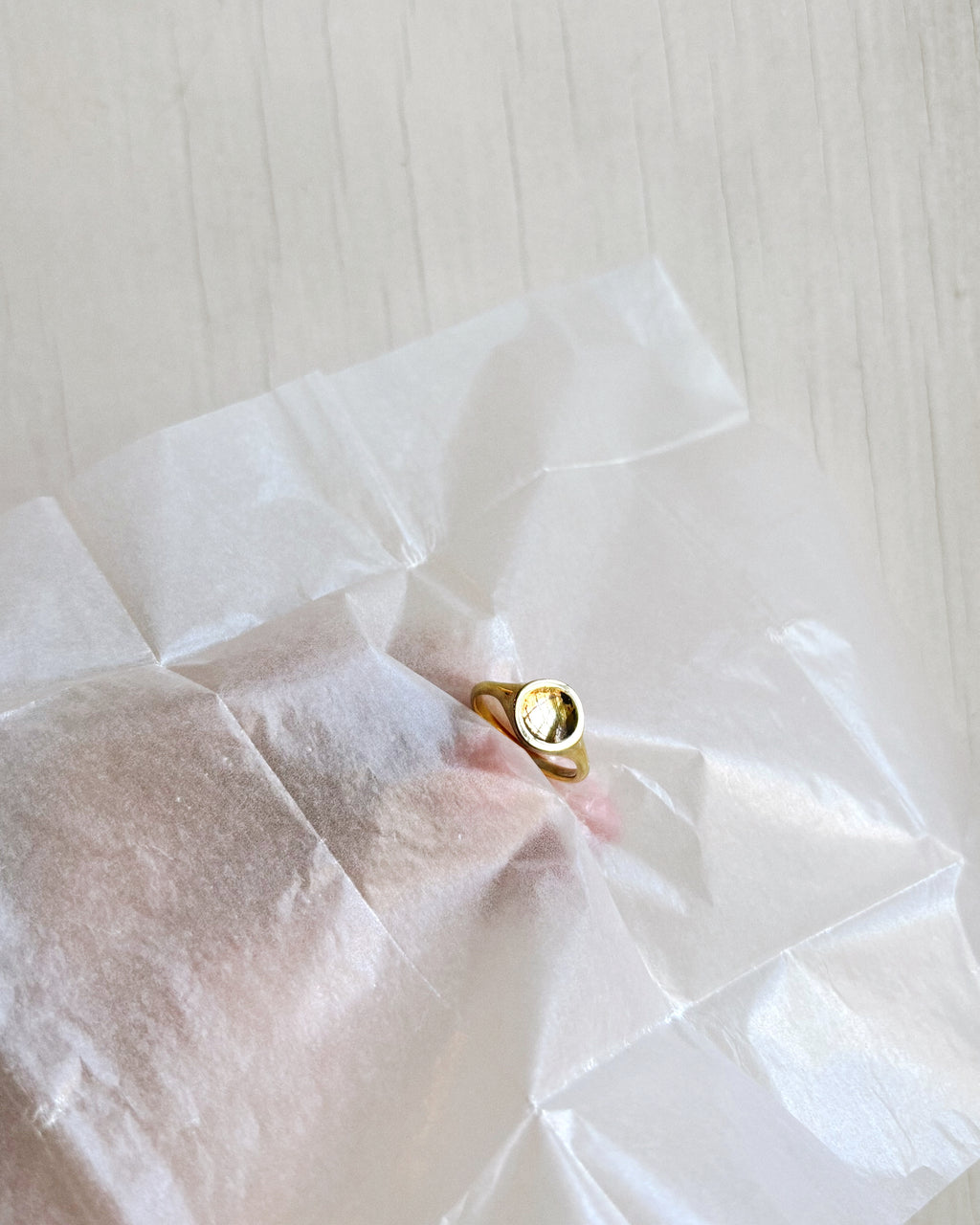 Forgyldt rund signet ring fra hilbert københavn