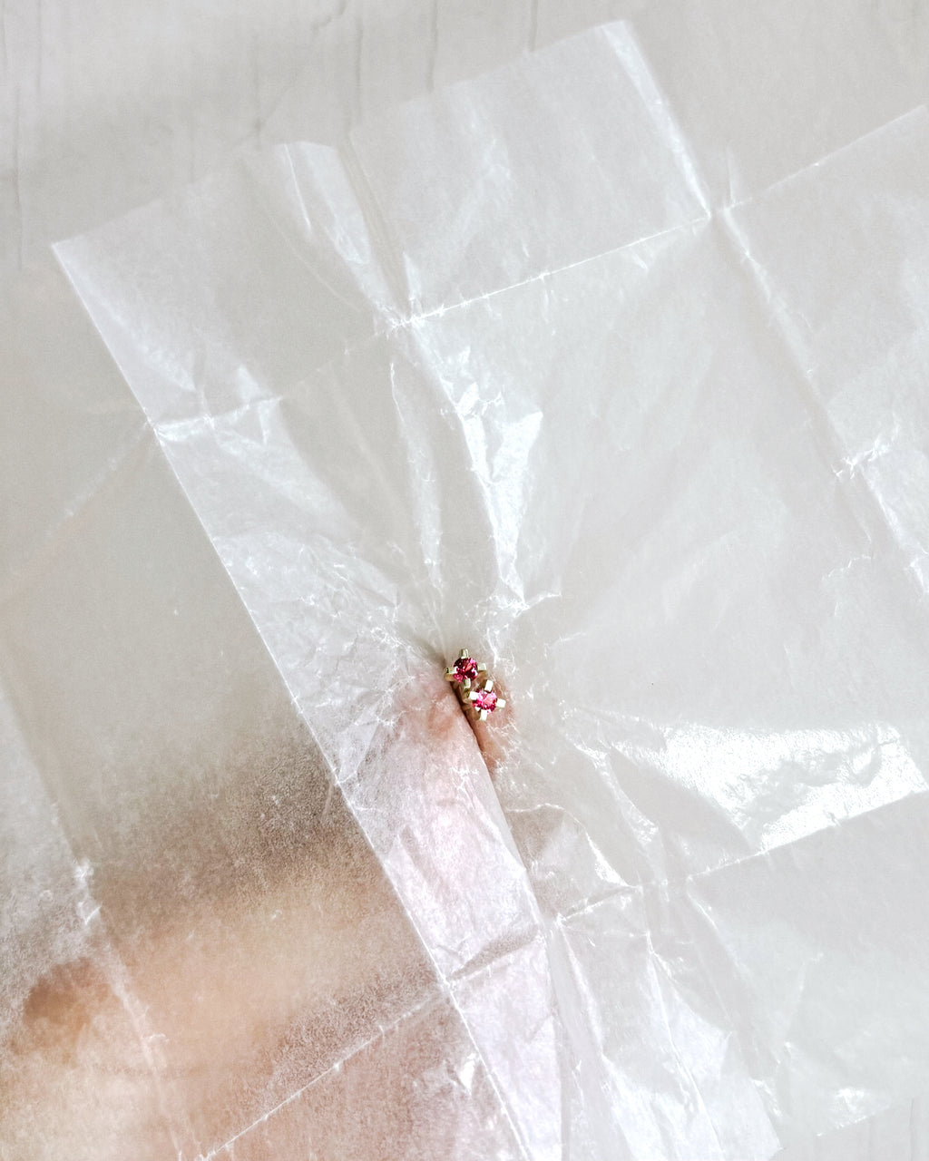 Guld ørestikkere med pink lyserød spinel ædelsten  fra hilbert københavn