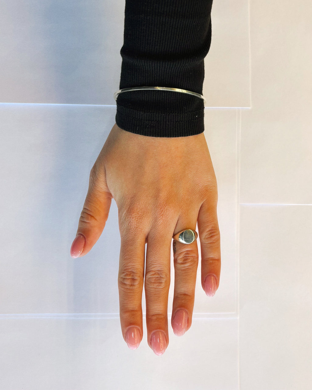 Sølv klassisk oval signet ring fra hilbert københavn