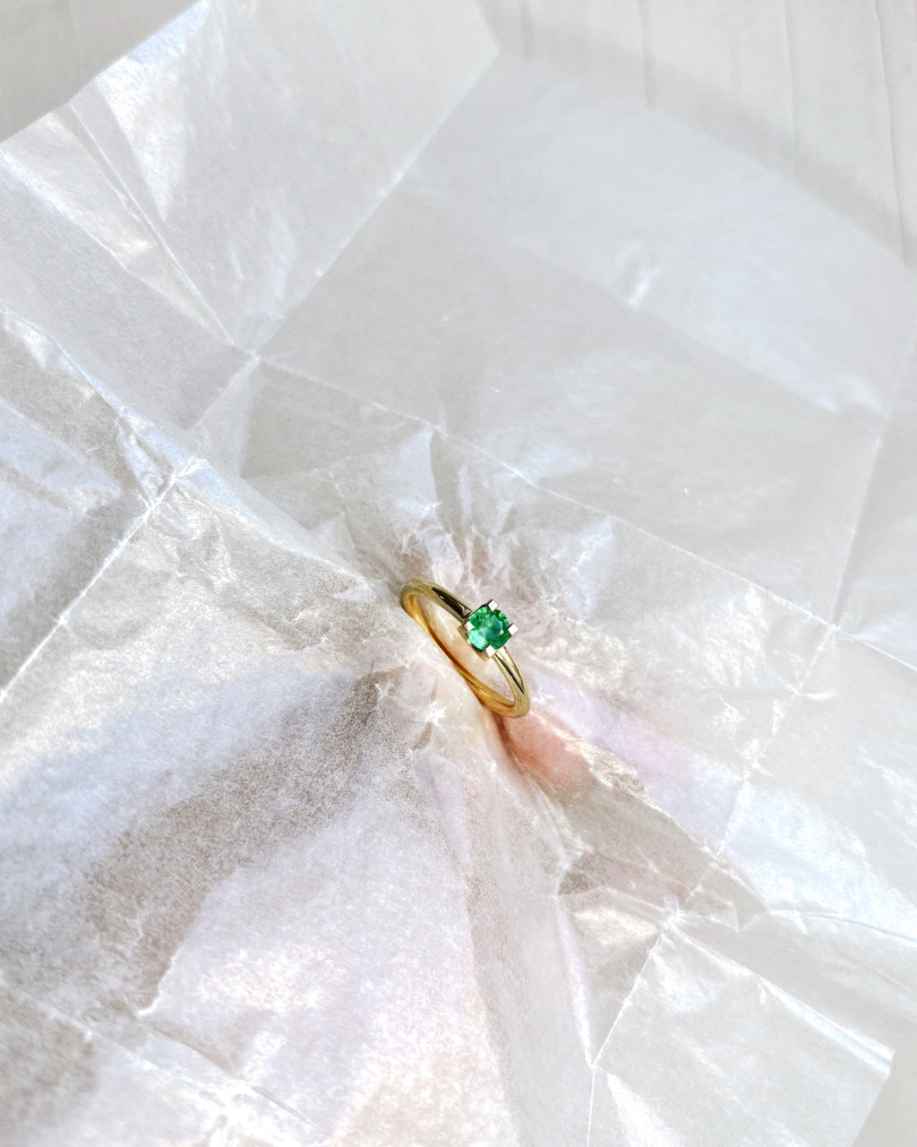14 karat guld ring med grøn smaragd som center sten forlovelsesring gave unika ring fra hilbert københavn