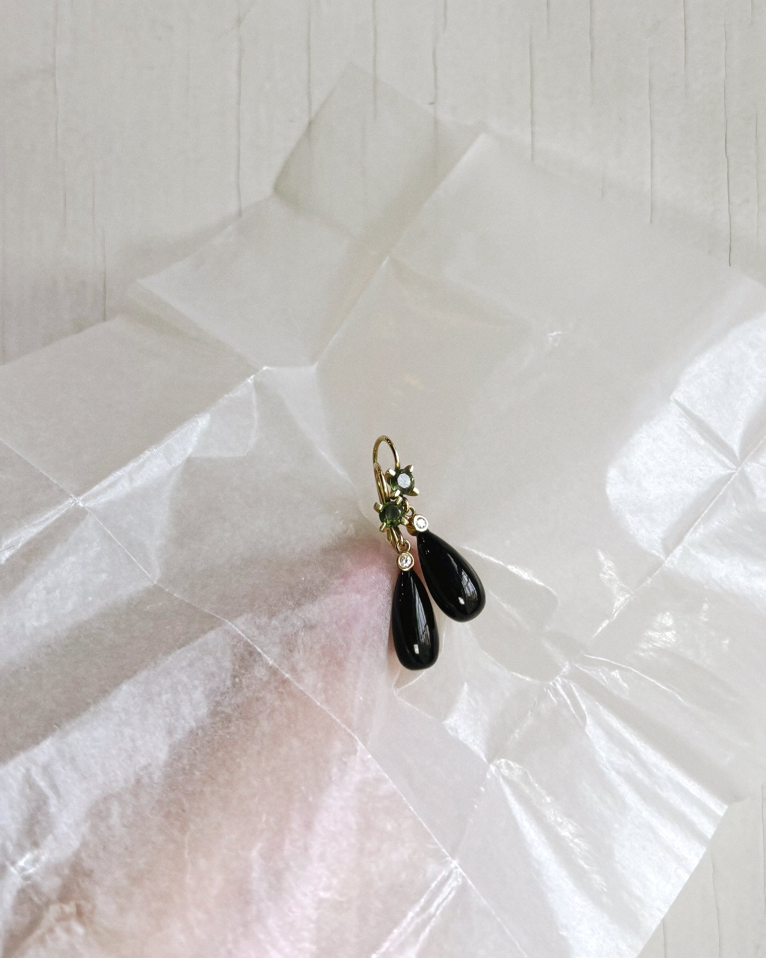 Dråbe guldørering i 14 karat fra hilbert københavn onyx ædelsten diamanter