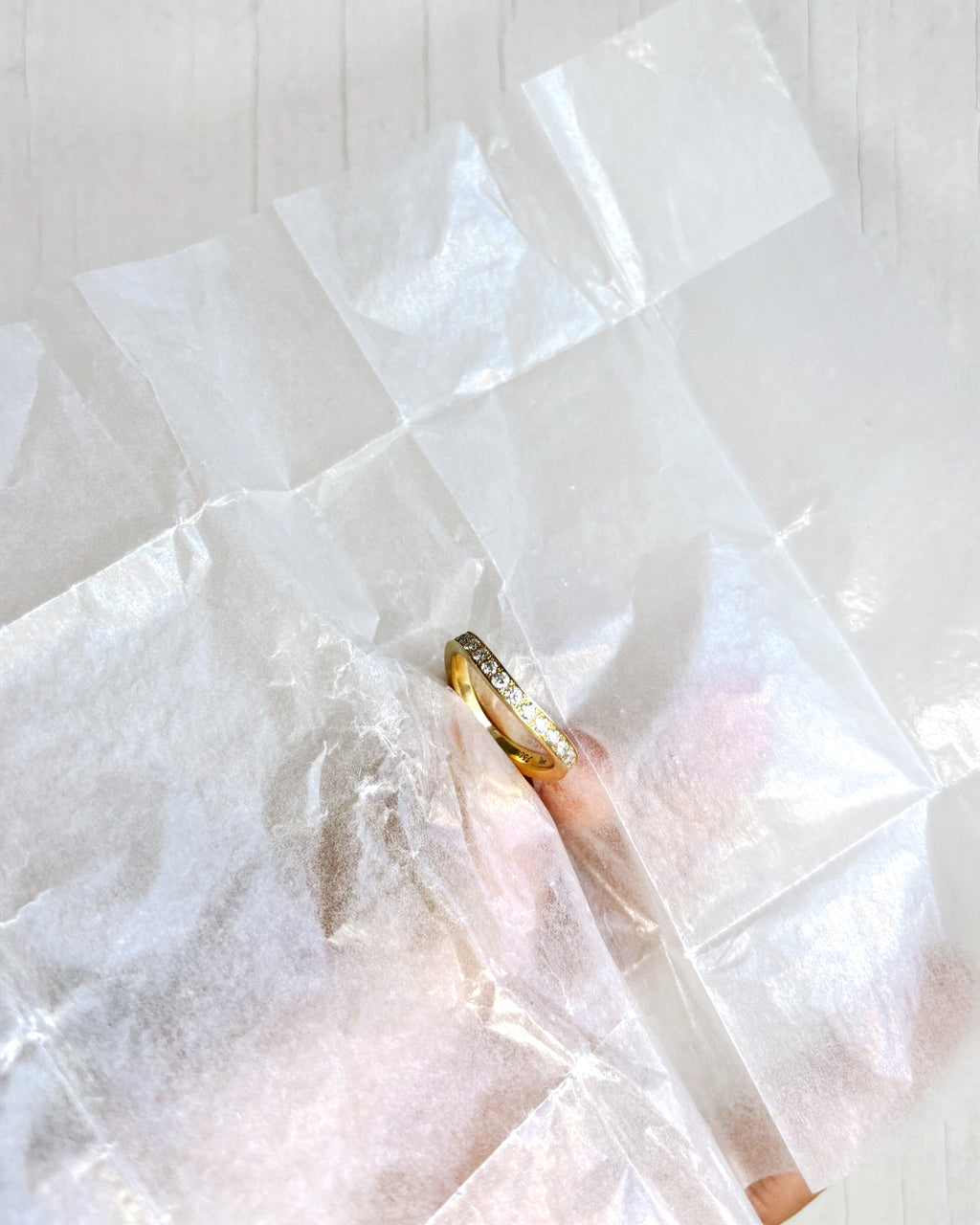 14 karat guld buet naturlig ring med hvide diamanter fra hilbert københavn