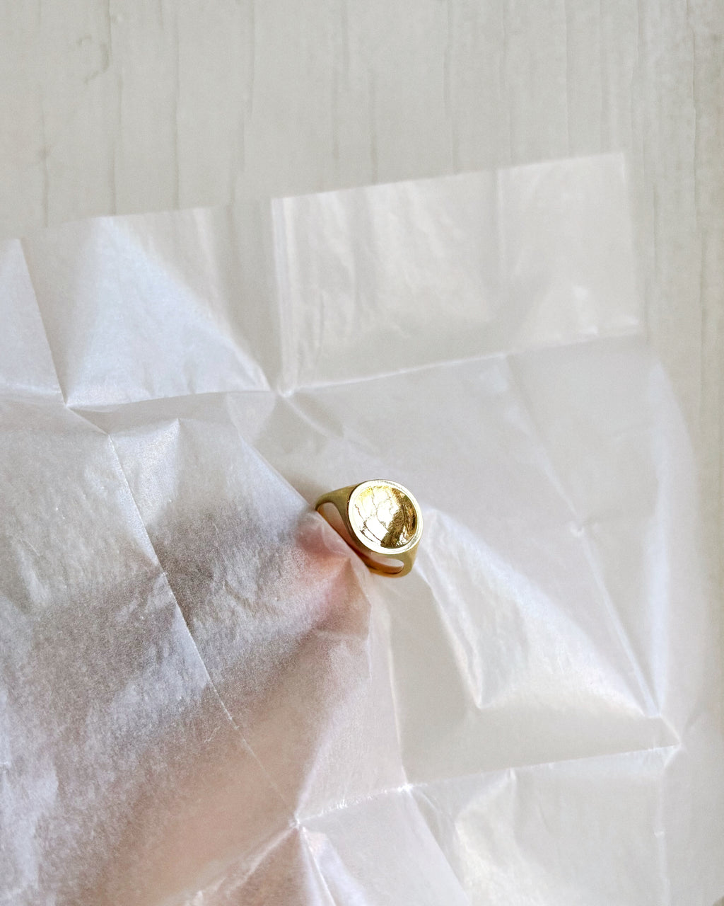 Forgyldt rund signet ring fra hilbert københavn