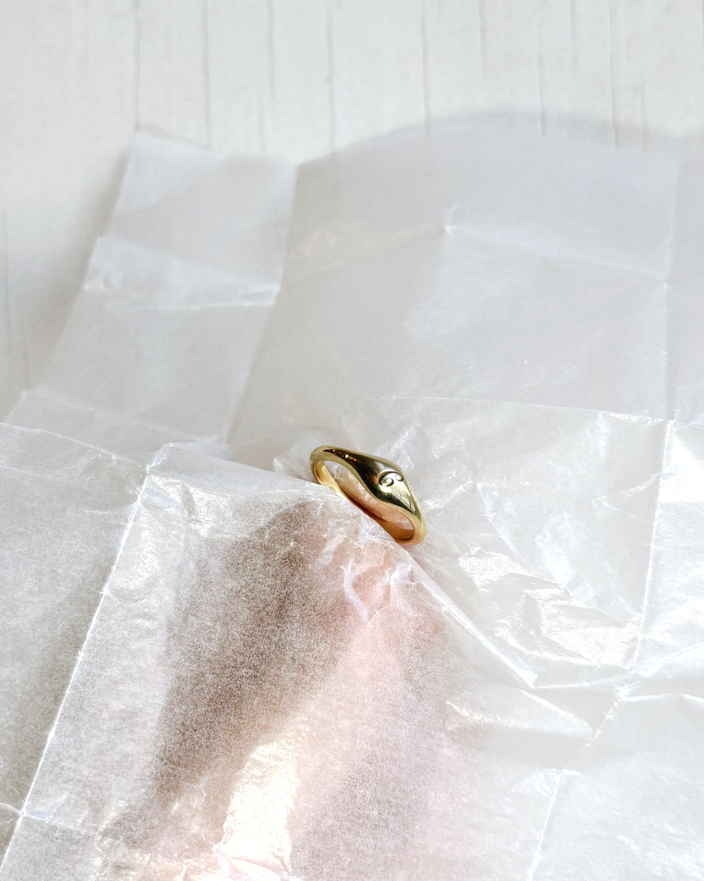 14 karat guld organisk bogstav ring med valgfrit bogstav fra hilbert københavn